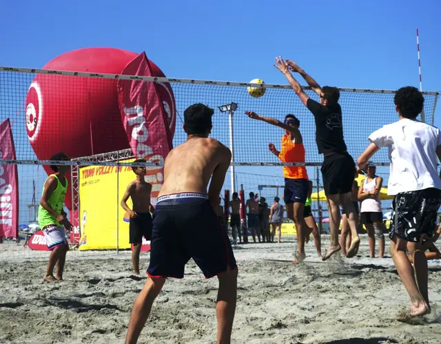 YOUNG VOLLEY ON THE BEACH - LUGLIO