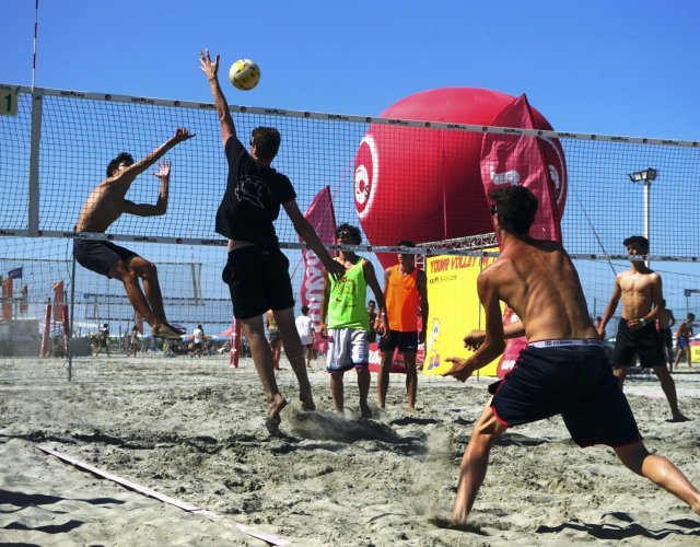 YOUNG VOLLEY ON THE BEACH - LUGLIO