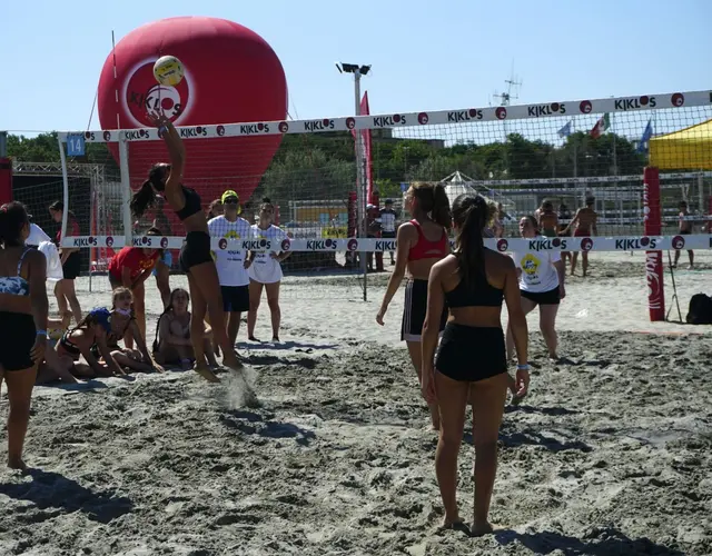 YOUNG VOLLEY ON THE BEACH - LUGLIO