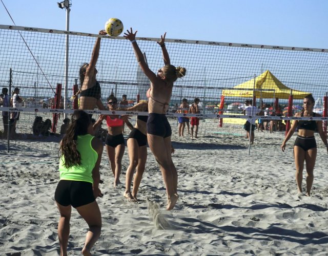 YOUNG VOLLEY ON THE BEACH - LUGLIO