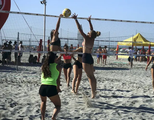 YOUNG VOLLEY ON THE BEACH - LUGLIO