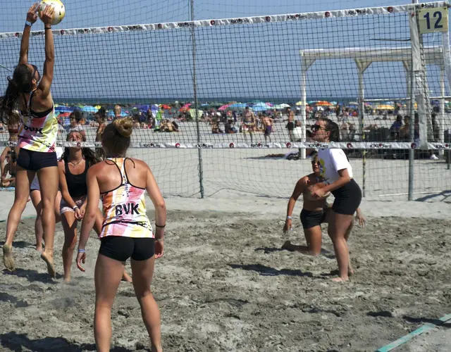 YOUNG VOLLEY ON THE BEACH - LUGLIO