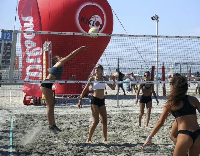 YOUNG VOLLEY ON THE BEACH - LUGLIO