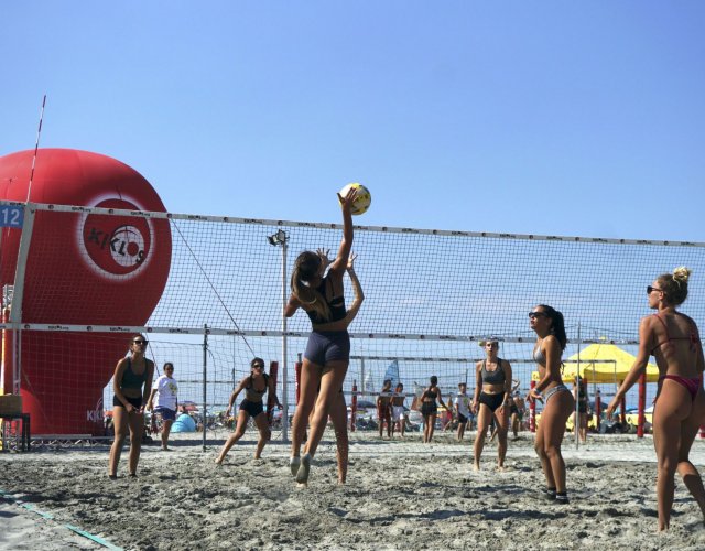 YOUNG VOLLEY ON THE BEACH - LUGLIO