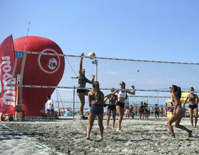 YOUNG VOLLEY ON THE BEACH - LUGLIO